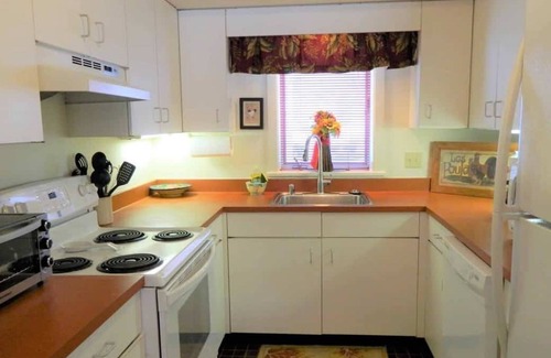 Stowe Area Condo | The Lodge condo at Mt. Mansfield in Stowe - Ski-in / Ski out - Pool - Tennis-A/C