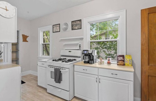 Prospect Park Apartment | University Minneapolis DT - 2 bedroom apartment, petfriendly garage