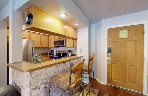 Angel Fire Condo | Walk to lifts | Easy Access | Wi-Fi | Mountain Spirits 215
