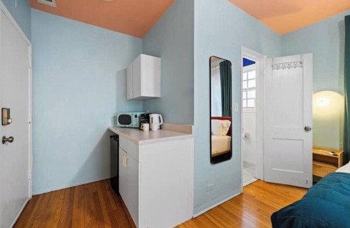North Beach Hotel | #07 Corner Unit in Mid-century Art-Déco building KingBed EnSuiteBath PetsOK