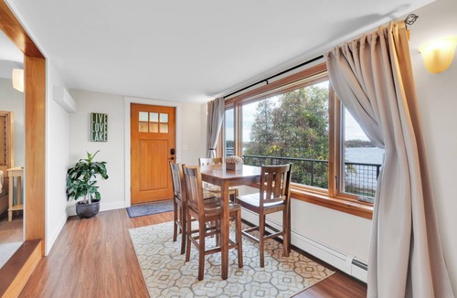 Malletts Bay House | 1 King Bed, 1 Queen Sleeper Sofa Walk-in Shower, Soaker TUB SCENIC VIEW OVERLOOKING MALLETS BAY OPEN FLOOR PLAN