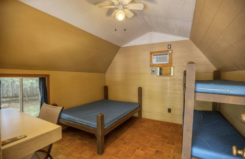 Manchester Cabin | 1 Room Camping Cabin - Enjoy a cabin with air conditioning and real beds!