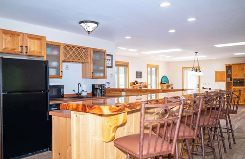 Wisconsin Dells House | 10-Acre Private Resort: Hot Tub & Pickleball