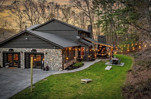 Morganton Cabin | 10 Acres, Sleeps 14 + Hot Tub + Sauna + Stocked Fishing Pond + Kayaks & More