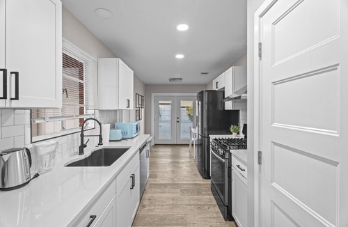 Glendale House | 10% OFF Weekly - Modern Chic Retreat