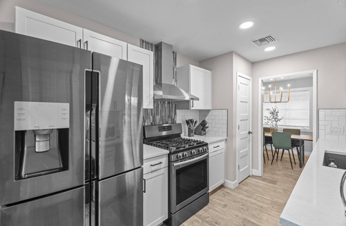 Glendale House | 10% OFF Weekly - Modern Chic Retreat