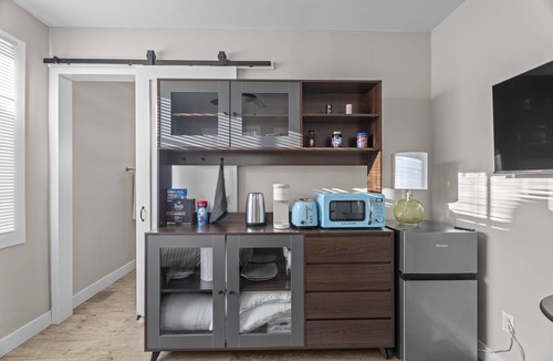Glendale House | 10% OFF Weekly - Modern Chic Studio