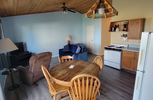 Oscoda Resort | #10 Thomas' Parkside Cottages, 1 BR Lake Huron walk out, downtown Oscoda