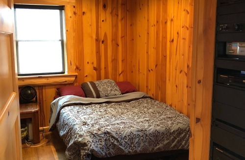 Delton Cabin | 100 Acre Michigan Retreat - Amazing nature/Hot tub/Saunas/Fireplace/WiFi!