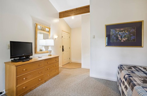 West Bridgewater Hotel | 104 Two Queen Bed Standard Hotel Room outdoor heated pool
