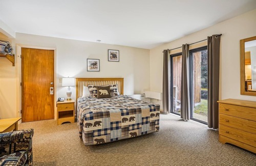 West Bridgewater Hotel | 107 Deluxe Studio Queen, w/Sleeper sofa w/outdoor heated pool