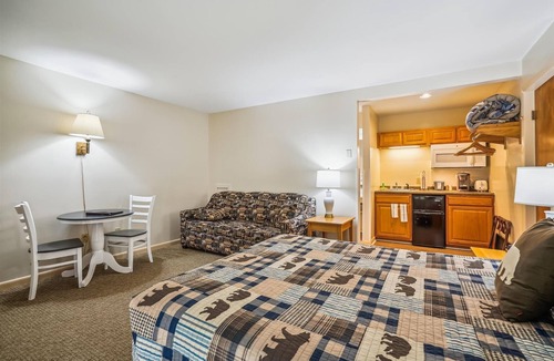 West Bridgewater Hotel | 107 Deluxe Studio Queen, w/Sleeper sofa w/outdoor heated pool