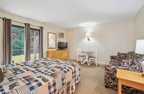 West Bridgewater Hotel | 107 Deluxe Studio Queen, w/Sleeper sofa w/outdoor heated pool