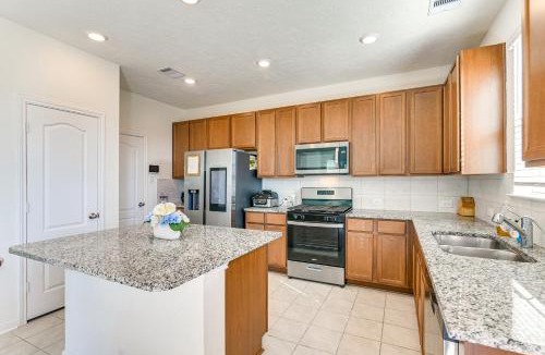 La Marque House | 11 Mi to Beach: La Marque Home w/Patio!