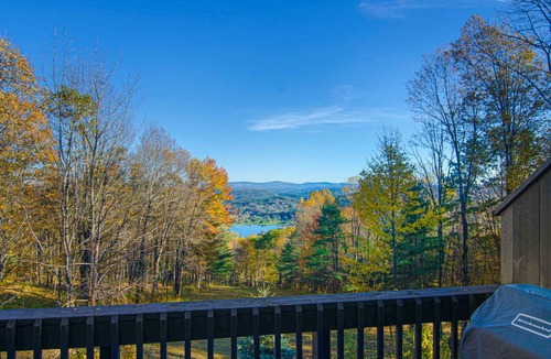 West Hartford Condo | 156 m² Condo ∙ 3 bedrooms ∙ 6 guests