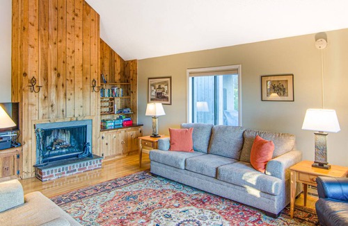 West Hartford Condo | 156 m² Condo ∙ 3 bedrooms ∙ 6 guests