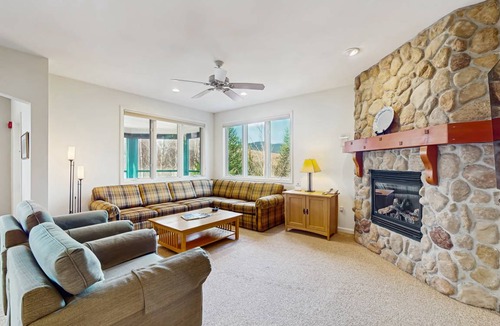 Jeffersonville Condo | 159 m² Condo ∙ 3 bedrooms ∙ 8 guests