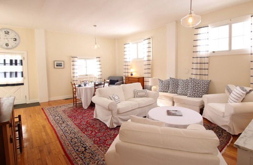 Pittsford House | 1806 Carriage House with antiques, fireplace, luxury sheets and down comforters.