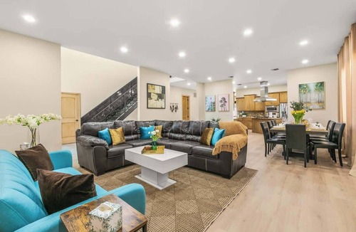 North Hollywood House | 182 - Entertainer’s Dream: Luxury Pool & Spa