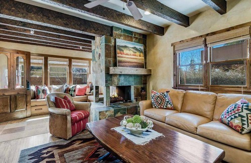 South Capitol House | 186 m² House ∙ 5 bedrooms ∙ 16 guests