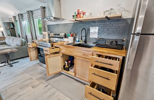 Central Oklahoma City Apartment | 1BR 4 mins from St. Anthony with a dedicated desk — built for work stays #9B