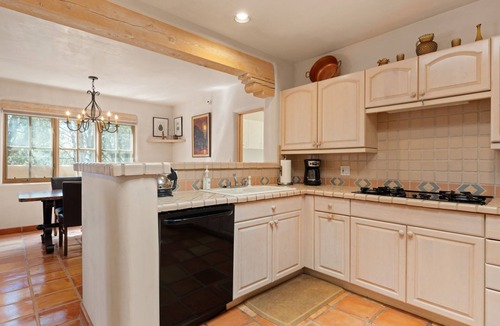 Santa Fe House | 2 BDR + Den Sleeps 4 | 2 Car Garage | Washer/Dryer