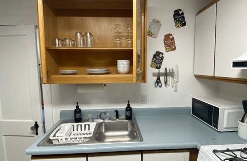 Manchester Center Apartment | 2 block walk to Manchester shops! Short drive to slopes! Pet friendly.
