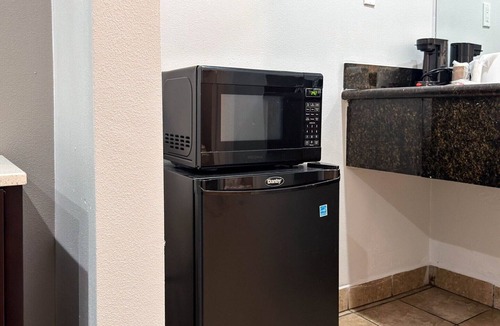 Redwood Heights Apartment | 2 Full Beds|Nsmk, Micfridge