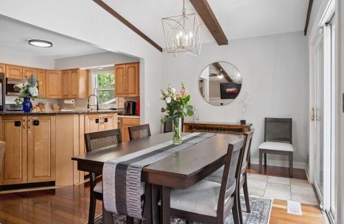 Mounds View House | 2 Kings 2 Queens, comfy, big fenced yard
