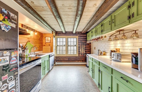 West Burke Cabin | 2 Mi to Lake Willoughby: Peaceful Log Cabin!