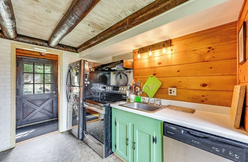 West Burke Cabin | 2 Mi to Lake Willoughby: Peaceful Log Cabin!