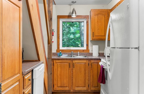Jeffersonville Ski Chalet | 2 mins Skiing at Smuggs, Dog Friendly, Gas Grill