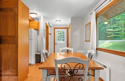 Jeffersonville Ski Chalet | 2 mins Skiing at Smuggs, Dog Friendly, Gas Grill