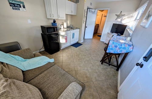 Del Real Townhouse House | 2 Minutes From Beach/Downtown + Large Master Bathroom