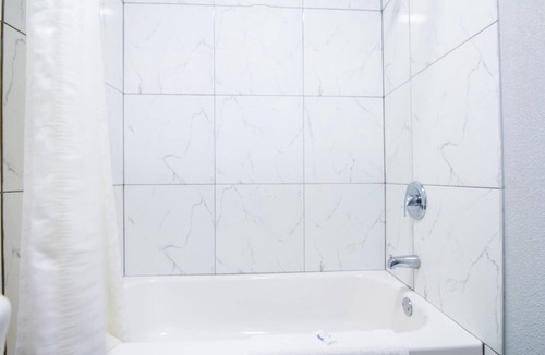 McAlester Apartment | 2 Queen Bed|McAlester OK