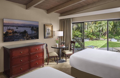 Central Mission Beach Hostel | 2 Resort Queens, Bahia Resort Hotel, Heated Pool & Bar, 5 Mins to SeaWorld