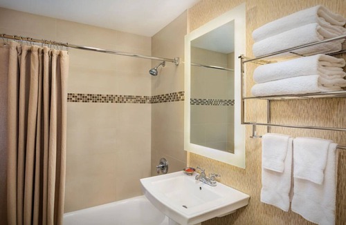Central Mission Beach Hostel | 2 Resort Queens, Bahia Resort Hotel, Heated Pool & Bar, 5 Mins to SeaWorld