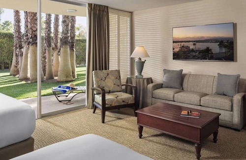 Central Mission Beach Hostel | 2 Resort Studio Queens, Bahia Resort Hotel, Family Rooms, Mission Bay