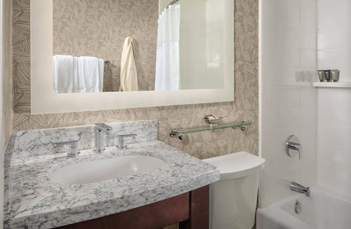 Central Mission Beach Hostel | 2 Resort Studio Queens, Bahia Resort Hotel, Family Rooms, Mission Bay