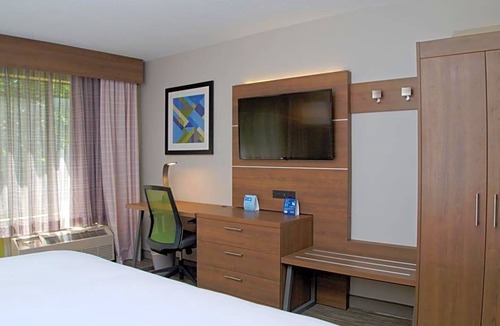 South Burlington Hotel | 2-Star Hotel ∙ Holiday Inn Express South Burlington, an IHG Hotel