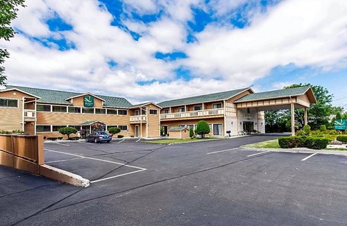 Shelburne Hotel | 2-Star Hotel ∙ Quality Inn Shelburne - Burlington