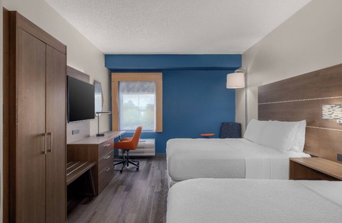 Myrtle Beach Hotel | 2 Weekend Getaway Rooms | Free Parking & Breakfast, Onsite Pool & Hot Tub