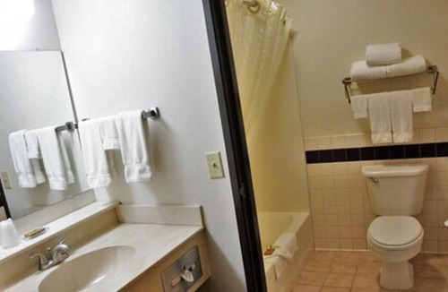 Thorp Hotel | 2 x Double Queen Room at FairBridge Inn & Suites Thorp