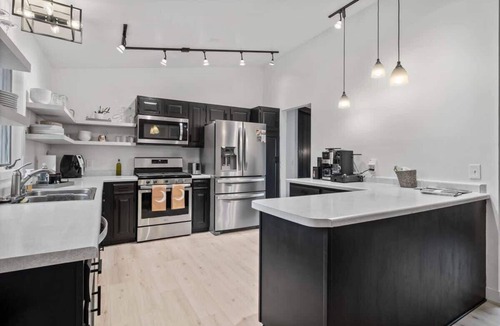 St. Anthony West House | 221 Club/WALK to the BEST NE restaurants