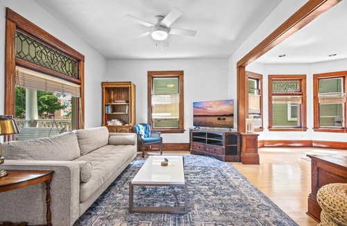 Lowry Hill East Apartment | 222 m² Apartment ∙ 3 bedrooms ∙ 6 guests
