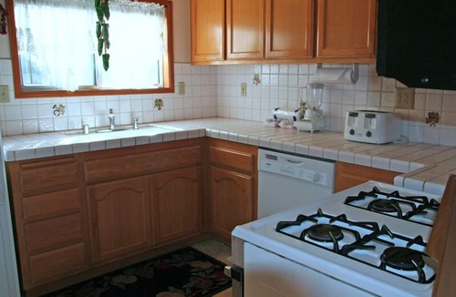 Avalon House | 242CL: Budget-friendly Catalina Cottage + Vaulted Ceilings + Front Porch