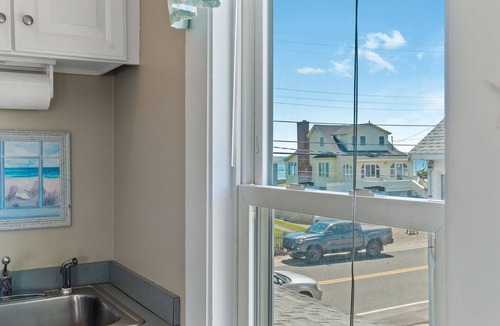 Wells Beach Apartment | 26 SECONDS FROM WELLS BEACH: OCEAN & MARSH VIEWS-BRIGHT & AIRY-9/6-9/13 OPEN-