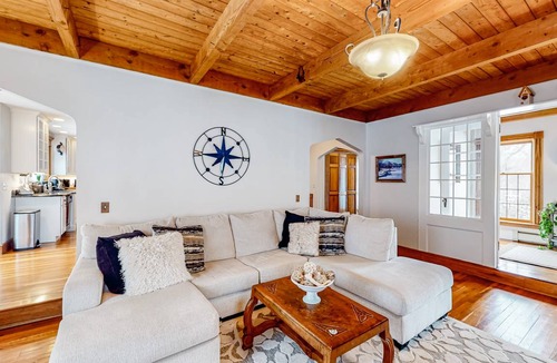 Jeffersonville House | 279 m² House ∙ 3 bedrooms ∙ 8 guests