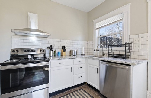 Roselawn Finance House | 2BR Cozy Home with Dedicated Office