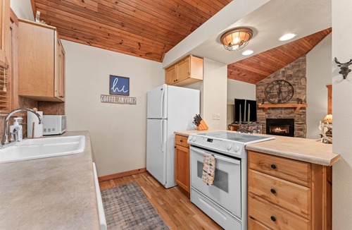 Branson West Cabin | 2BR Creekside Cabin | Near SDC | Resort Amenities